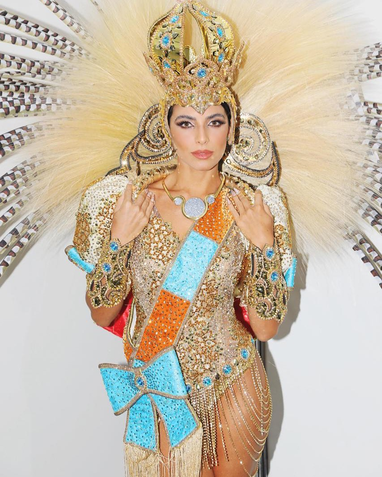 Atriz Rayssa Bratillieri exibe fantasia e colar que usou em desfile da Grande Rio