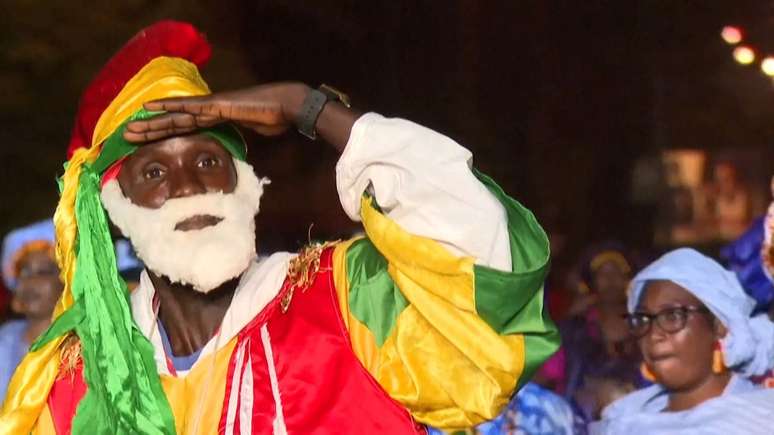 O músico brasileiro Chico César canta que “deve ser legal ser negão no Senegal”. Quem quiser conferir, a festa rola em novembro.
