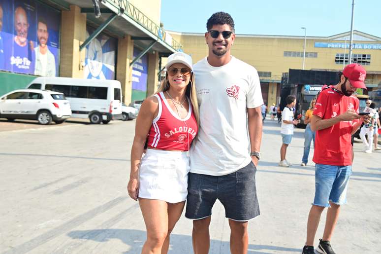 Viviane Ara&uacute;jo e Militao chegam &agrave; cidade do samba para acompanhar a apura&ccedil;&atilde;o
