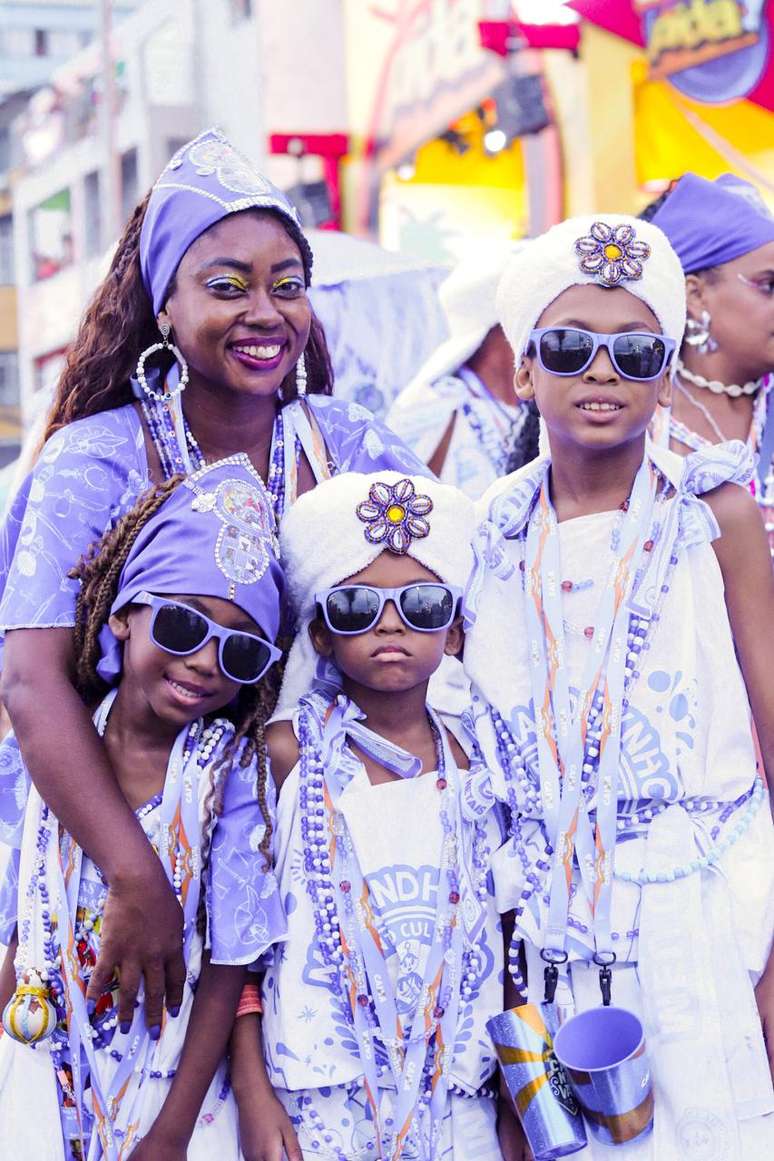 Mãe e filhos no Afoxé Filhos de Gandhy no Circuito Barra-Ondina  
