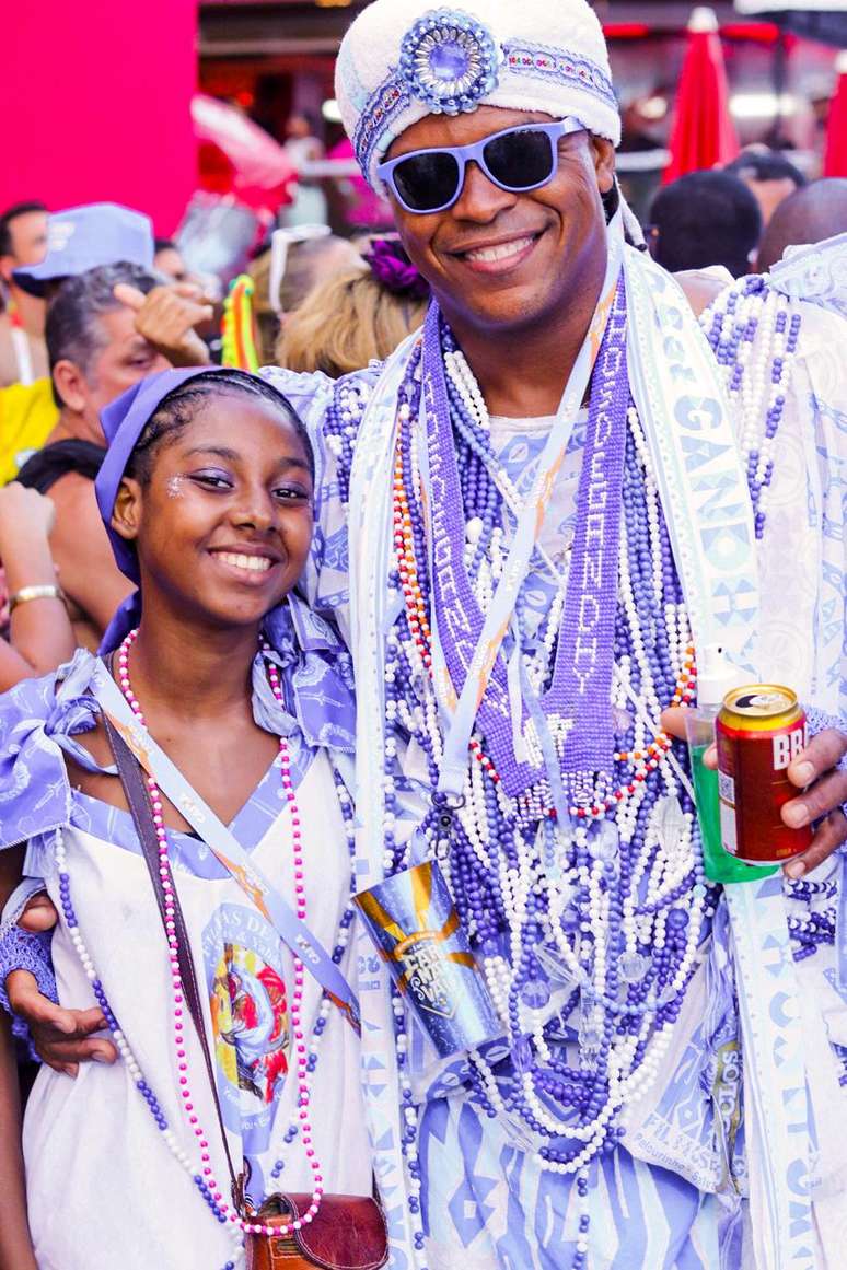 Pai e filha no Afoxé Filhos de Gandhy no Circuito Barra-Ondina 