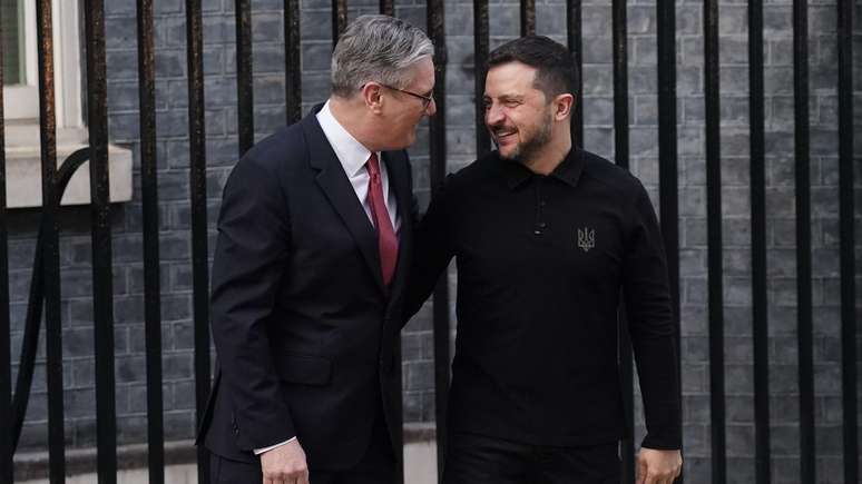 Keir Starmer recebeu Zelensky no número 10 de Downing Street, sede do governo britânico, no dia seguinte ao bate-boca no Salão Oval da Casa Branca