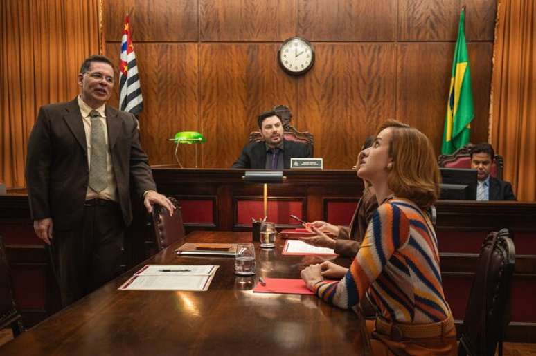 No filme, um escrit&oacute;rio de advocacia demite todos os homens, mas o personagem de Hassum, que tem um nome italiano que gera confus&atilde;o, &eacute; mantido no quadro de funcion&aacute;rios