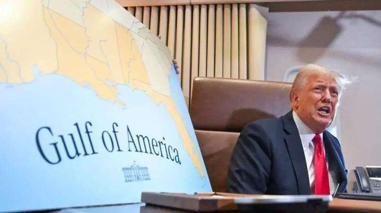 Trump ao lado de p&ocirc;ster com mapa americano e dizeres "Golfo da Am&eacute;rica"