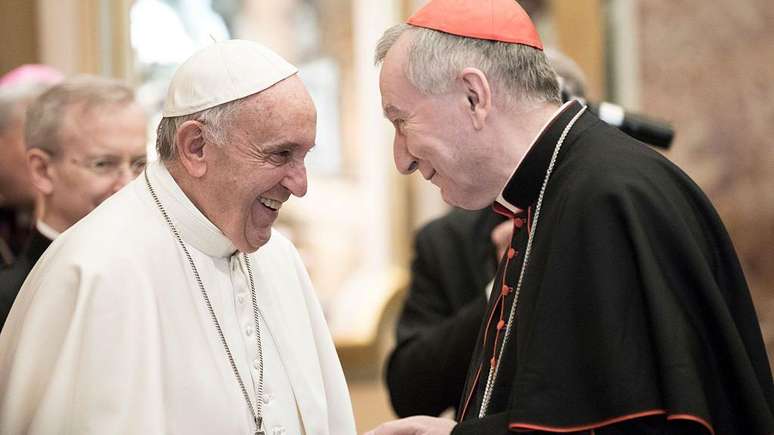 O secret&aacute;rio de Estado do Vaticano, Pietro Parolin (direita), teria carta de ren&uacute;ncia do papa Francisco