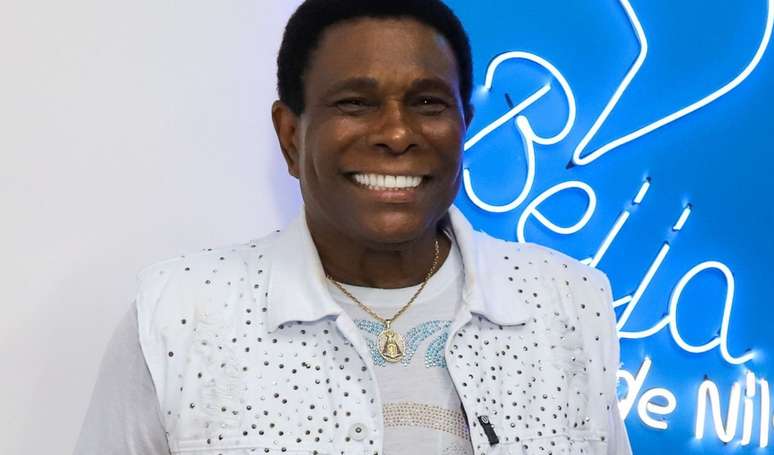 Com escola campeã e aposentadoria confirmada, Neguinho da Beija-Flor anuncia saída do Brasil: 'Tenho que ser...'.