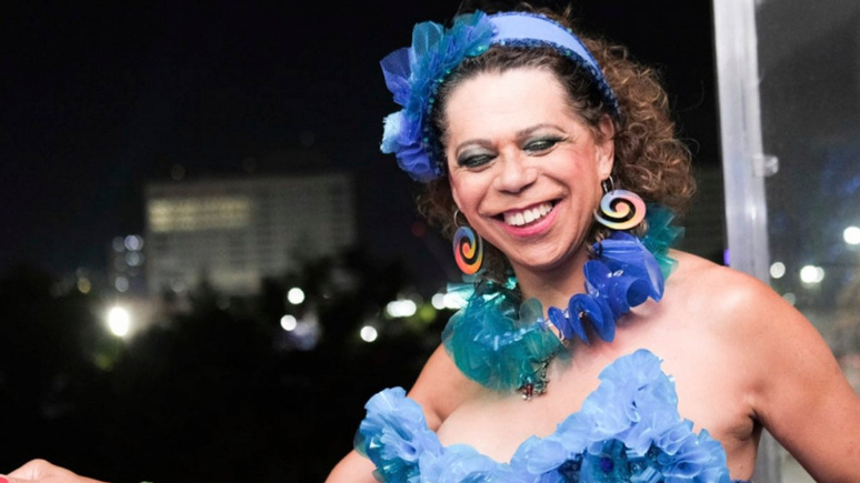 Professora cai de carro alegórico no carnaval e sofre fratura grave no fêmur: 'Três metros'