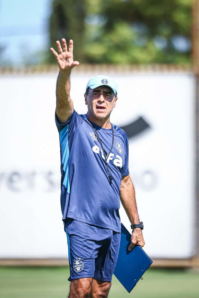 O técnico Gustavo Quinteros.