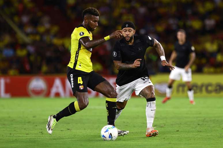 Memphis Depay, do Corinthians, disputa bola com Gustavo Vallecilla, do Barcelona SC pela Libertadores.
