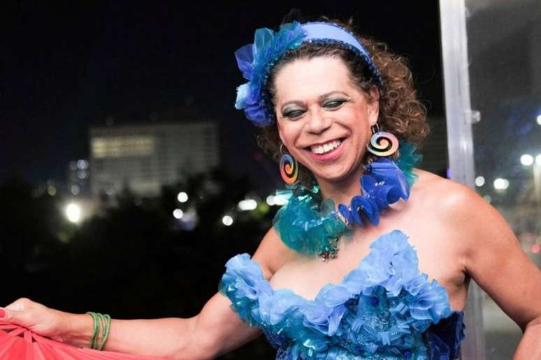 Megg Rayara caiu de carro alegórico em desfile da Paraíso do Tuiuti