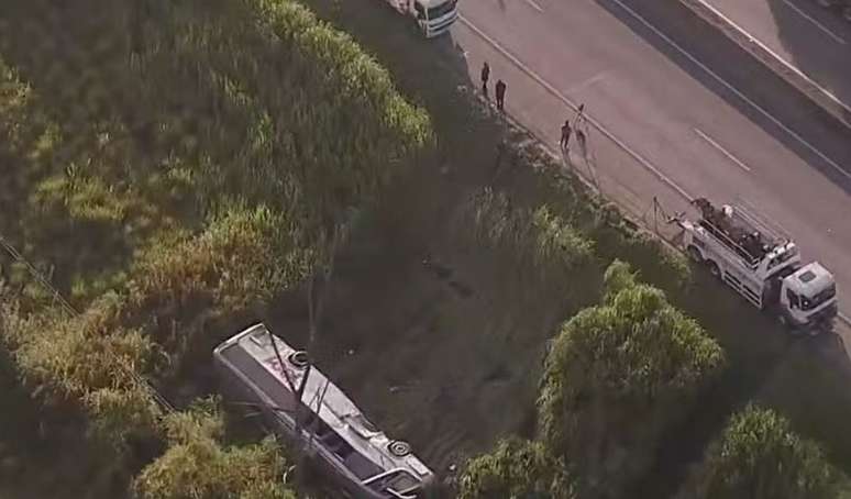 Ônibus cai em ribanceira na Dutra e deixa ao menos um morto e 25 feridos