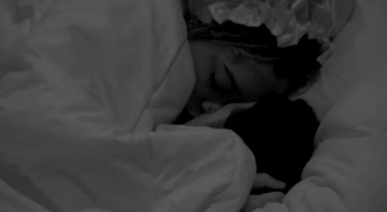 Thamiris e Jo&atilde;o Gabriel se beijam no BBB25