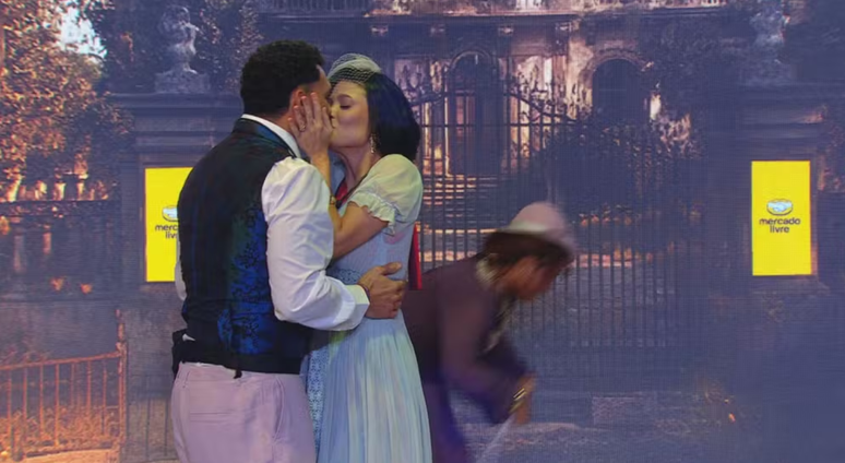 Vinicius e Vit&oacute;ria se beijam no BBB25