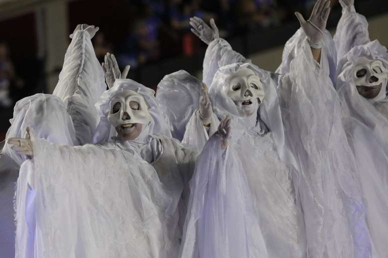 Fantasmas estavam no carro abre-alas da Vila Isabel.