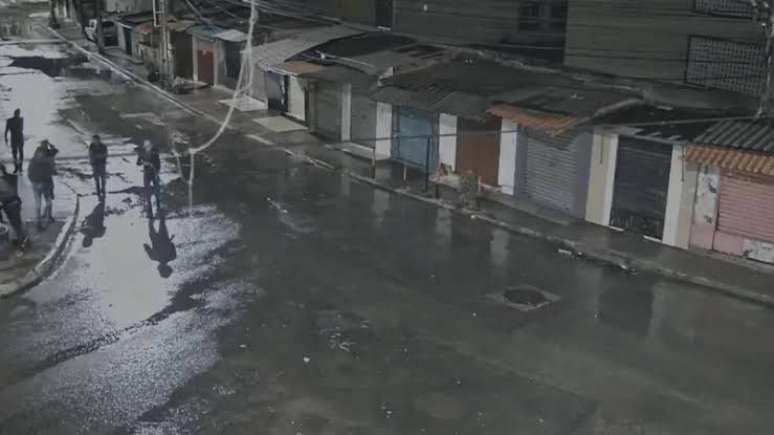 Uma operação policial terminou com as mortes de 12 homens no bairro de Fazenda Coutos, no subúrbio de Salvador.