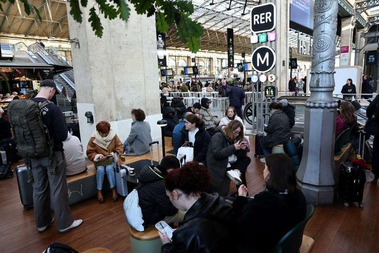A Gare du Nord, em Paris, ficou lotada de passageiros em busca de atualizações
