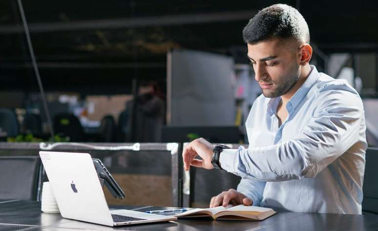 When the Z generation feels stressed in the office, they do one thing: pretending to be very busy