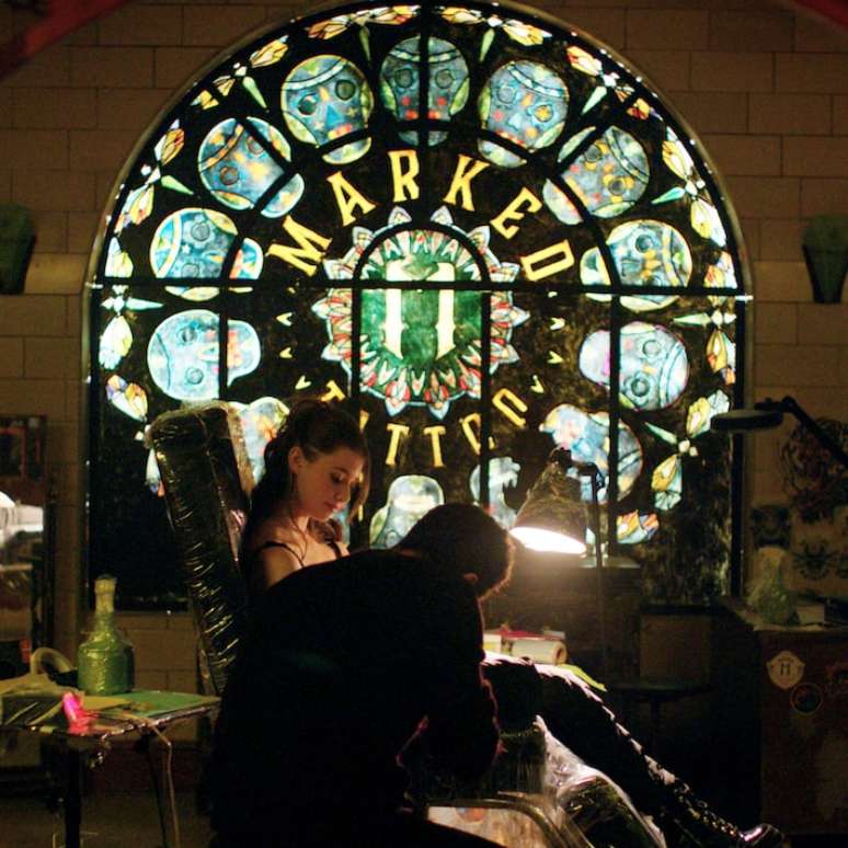 Filme &lsquo;Na Sua Pele: A S&eacute;rie Marked Men&rsquo; &eacute; uma adapta&ccedil;&atilde;o de obra de sucesso no Wattpad