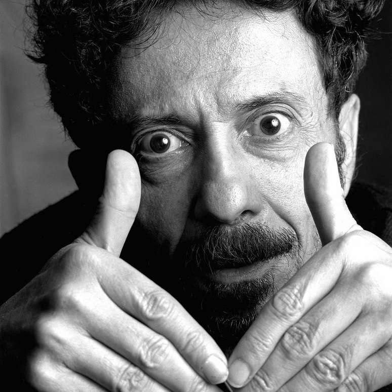 Tom Z&eacute; nasceu em Irar&aacute; (BA) em 1936, mas mora em S&atilde;o Paulo desde os anos 1960