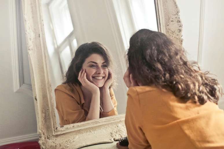 Do dental contact lenses change in color? Expert explains