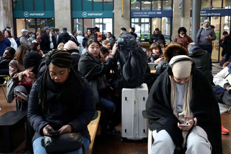 Muitos passageiros que tiveram os trens cancelados tentavam decidir o que fazer a seguir