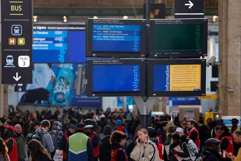 Passageiros aguardam na Gare du Nord em Paris