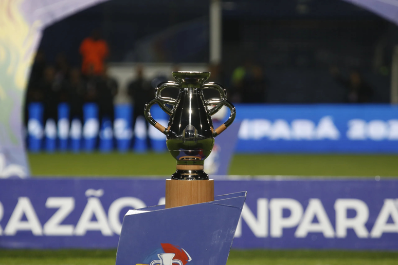 A taça do Campeonato Paraense. 