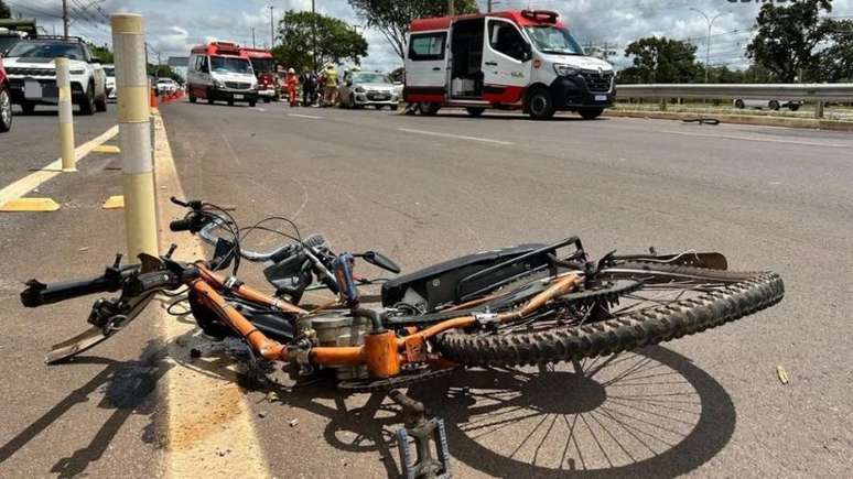 A viatura teria derrapado em algumas pedras, resultando no atropelamento do ciclista de 73 anos de idade