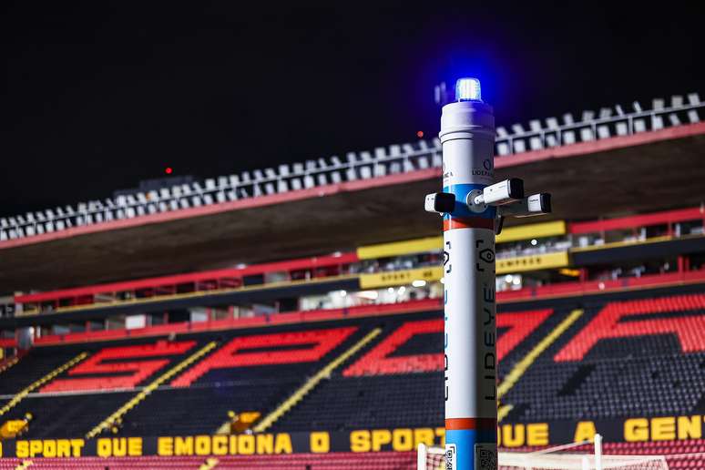 Sport Install cameras with AI to monitor the standing island stands