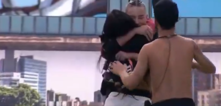 Renata chora e é abraçada por Eva 