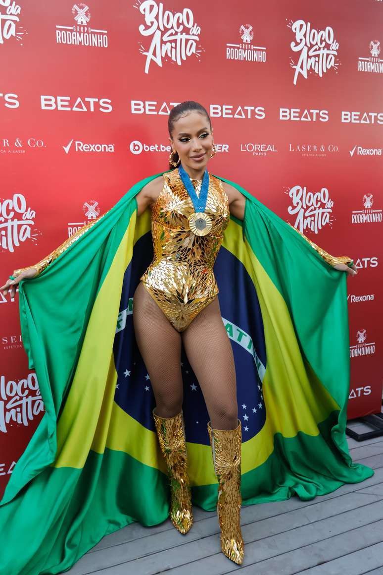 Bloco da Anitta acontece no Rio de Janeiro neste sábado, 8. Cantora homenageia Rebeca Andrade com looks de ginasta