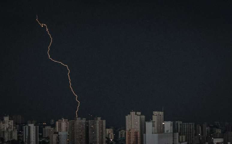 Tempo fechado e raio na zona norte de São Paulo no dia 6 de fevereiro.