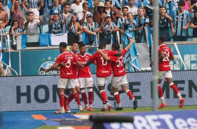 Colorados abrem boa vantagem no primeiro tempo do GreNal –