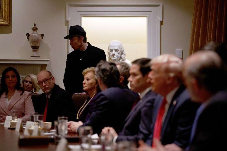 Bhí Elon Musk i láthair ag an gcéad chruinniú comh -aireachta de chuid Trump an 26 Feabhra