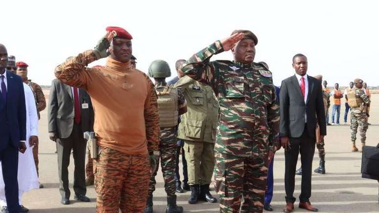 O capit&atilde;o Ibrahim Traor&eacute; (&agrave; esquerda), de Burkina Faso, e o general Abdourahamane Tiani (&agrave; direita), do N&iacute;ger, tomaram o poder por meio de golpes de Estado, prometendo combater os insurgentes