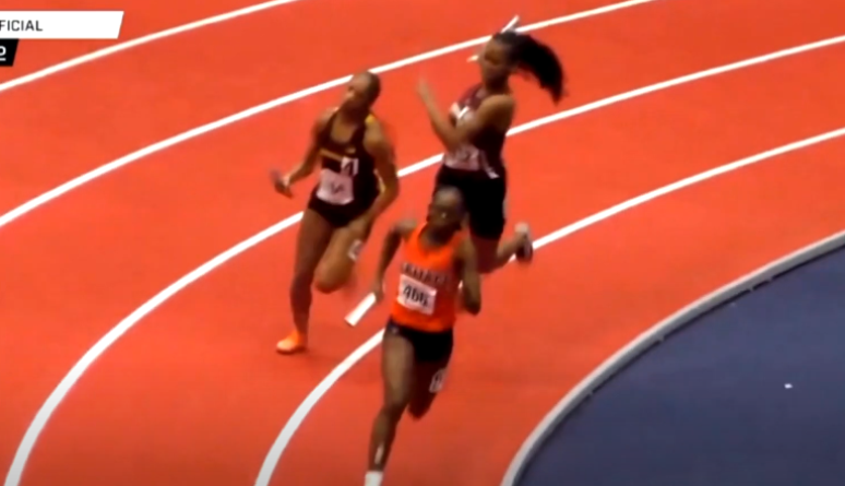 Corredora é atingida na cabeça pela adversária