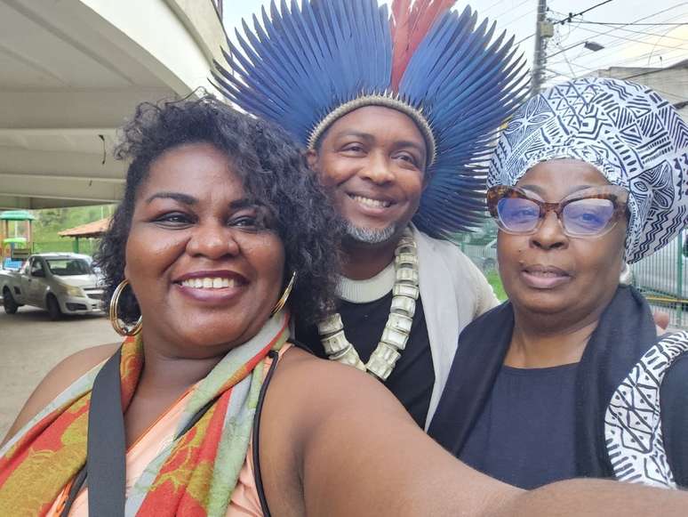 Ar an taobh clé, Monica, le Ubiraci Pataxó, gníomhaí, agus Lenilda Campos, stiúrthóir ar Chónaidhm Chumann Favelas i Stát Rio de Janeiro.