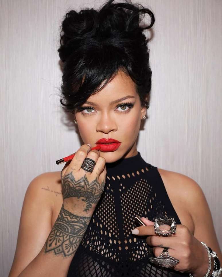 Rihanna publishes rare photos of her children; I wait