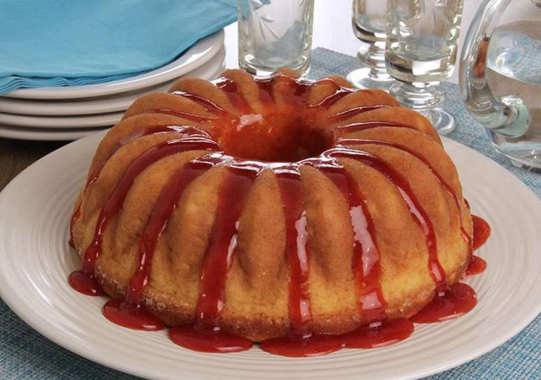 Vanilla cake with raspberry syrup: perfect contrast of flavors
