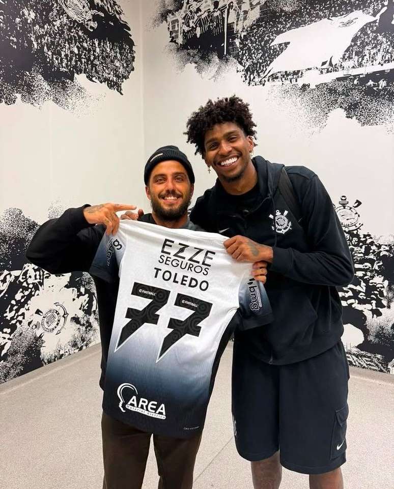 Filipe Toledo com a camisa do Corinthians. 