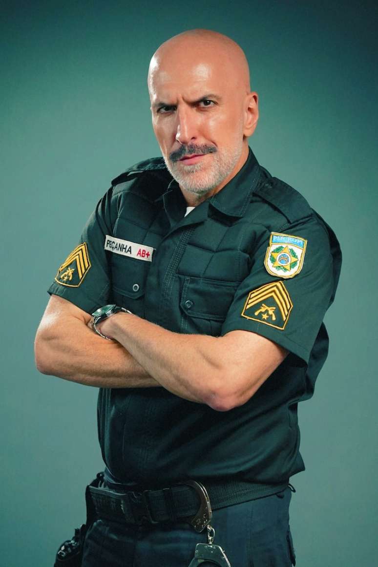 Antonio Tabet plays the police officer at the theater. Antonio Tabet plays the police officer at the theater.
