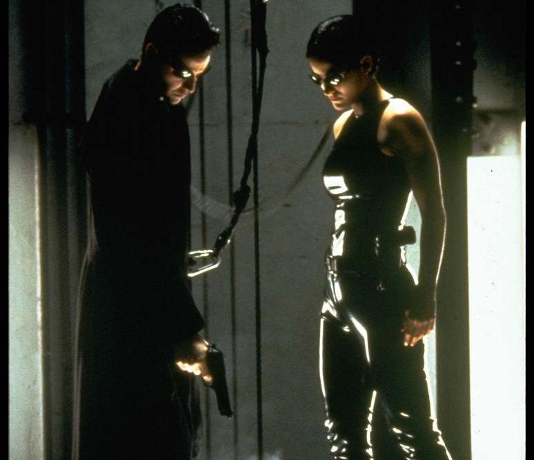No cl&aacute;ssico de 1999 Matrix, Neo descobre que a realidade que ele percebe &eacute; uma simula&ccedil;&atilde;o sofisticada projetada para manter a humanidade d&oacute;cil