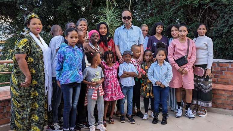 Crianças recebem ajuda financeira para ter acesso à escola graças ao grupo Métis du Monde, administrado por Antoinette Uwonkunda e o marido
