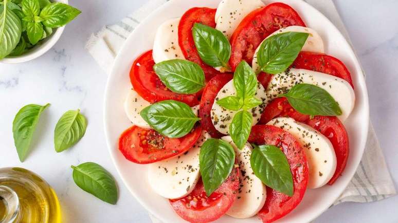 Caprese salad: a healthy diet must not be without flavor