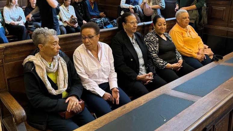 Da esquerda para a direita: Noëlle Verbeken, Marie-José Loshi, Monique Bitu Bingi, Léa Tavares Mujinga e Simone Ngalula no tribunal durante seu processo contra o governo belga