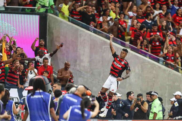 Bruno Henriev celebra su objetivo. Pero uno de ellos. Ya son 100 con camisa flamengent.