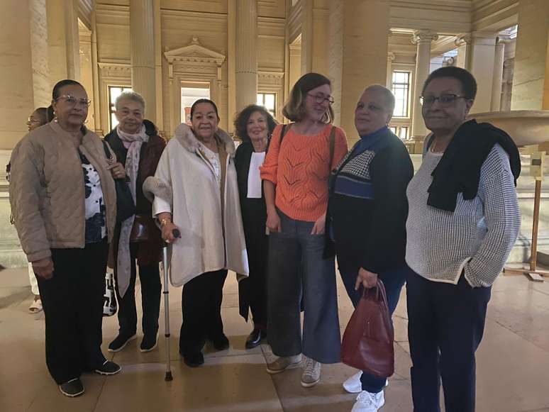 Noëlle Verbeken, Marie-José Loshi, Monique Bitu Bingi, Léa Tavares Mujinga, Simone Ngalula e suas advogadas durante o processo contra o governo Belga