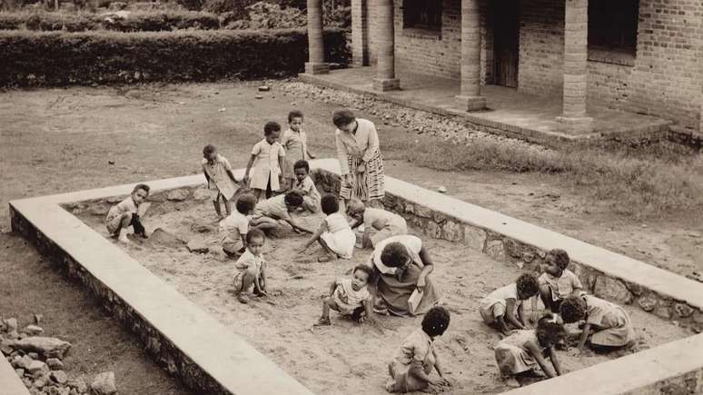 Crianças brincando em um dos institutos católicos na cidade de Save, em Ruanda, para onde foram levadas muitas crianças de origem mestiça depois que o Estado colonial belga as considerou uma ameaça à ordem colonial