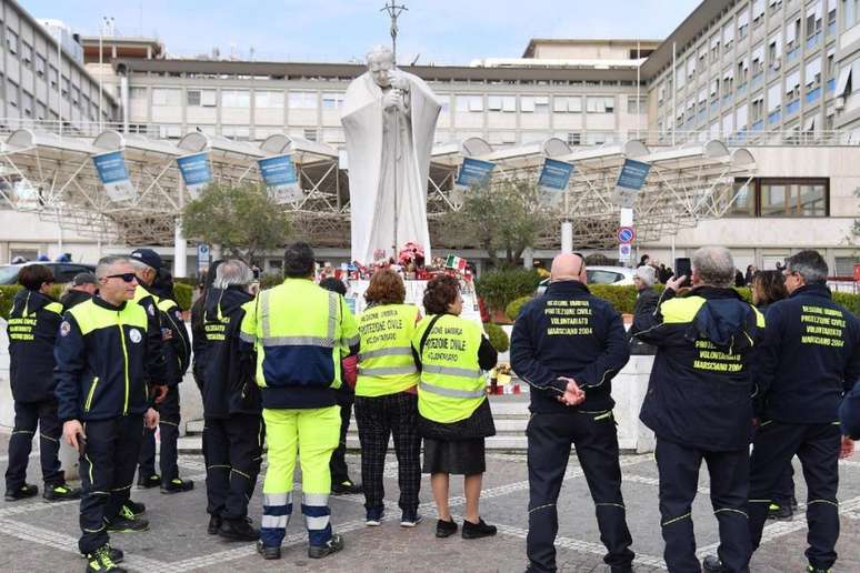 Voluntários da proteção civil em frente ao Hospital Gemelli de Roma