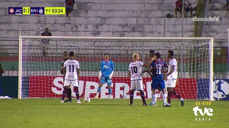 Matheus Firmino acerta Rodrigo Nestor com um peteleco. 